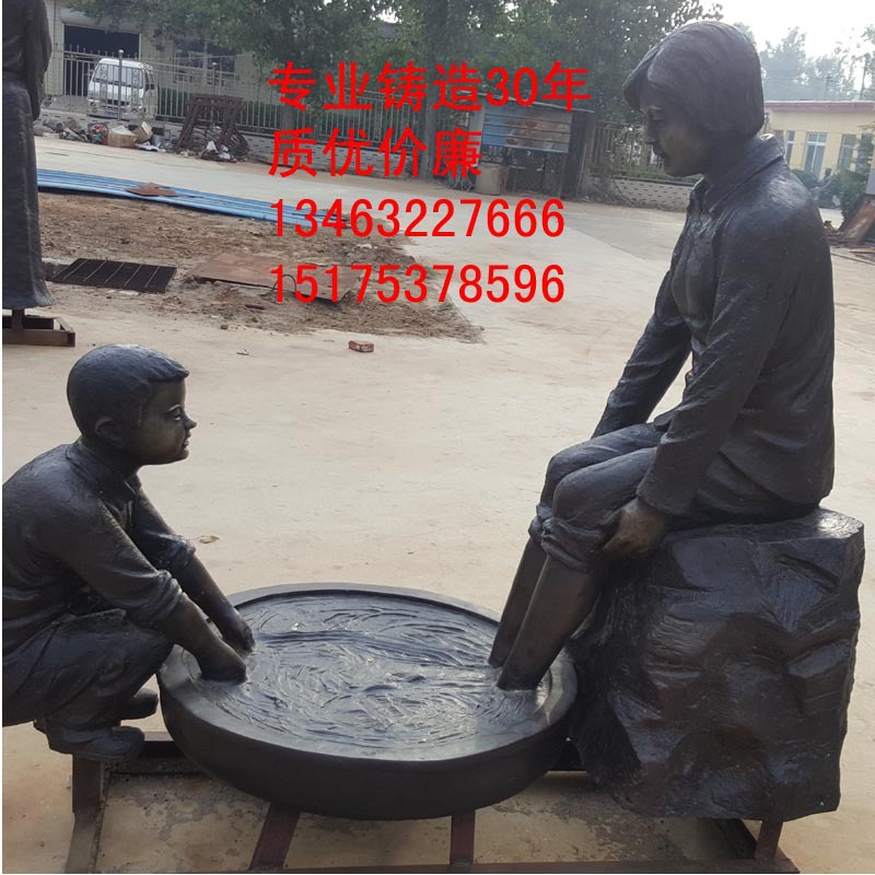 小孩给母亲洗脚